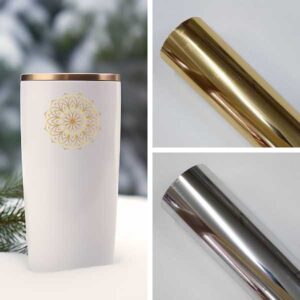 recorte de imagem onde mostra um exemplo do uso da fita hot stamping para plastico e um rolo prateado