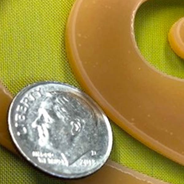 detalha da emulsão em folha para relevo em matriz de serigrafia com a comparação de espessura de uma moeda